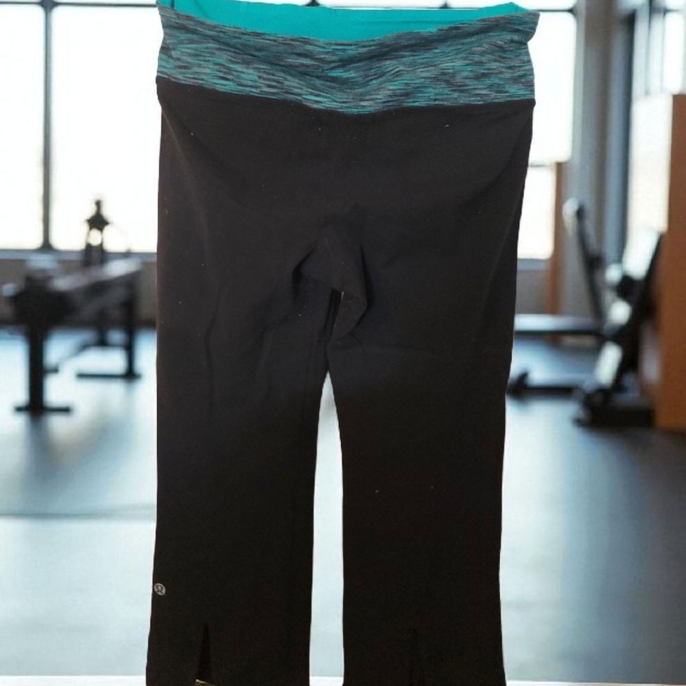 Black and Teal Cropped Leggings